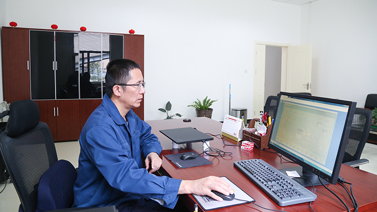 肖云通過在線檢測系統(tǒng)，分析選礦生產(chǎn)數(shù)據(jù).JPG